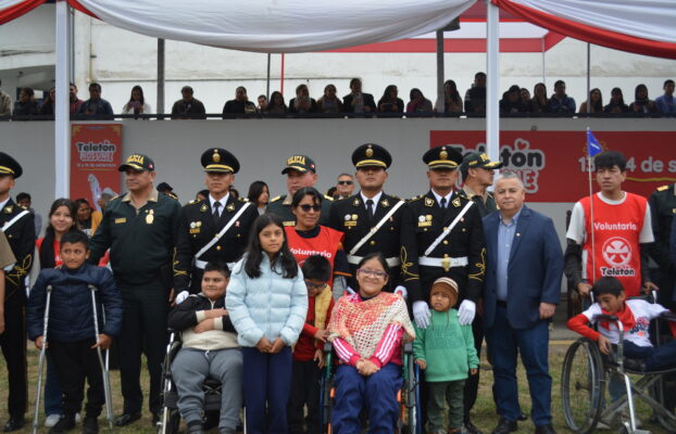 Desfile de la Policía Nacional del Perú en la Clínica San Juan de Dios