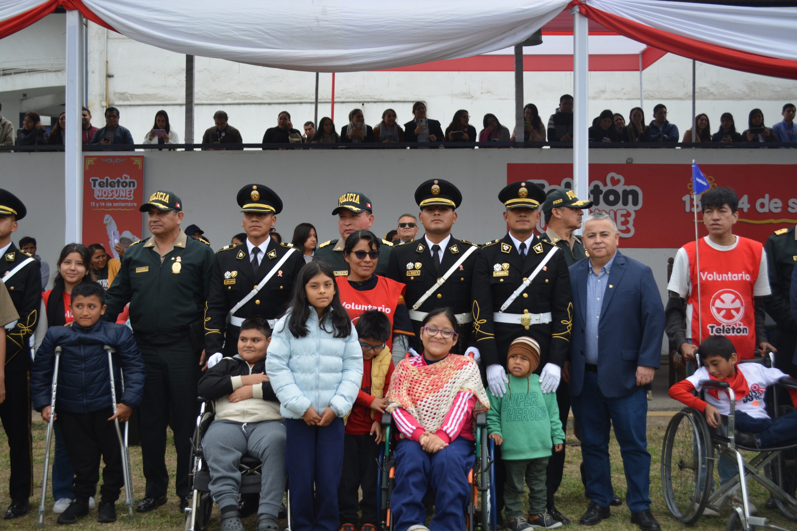 Desfile de la Policía Nacional del Perú en la Clínica San Juan de Dios